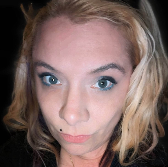 Meet your Posher, Jessica - Picture 2 of 2